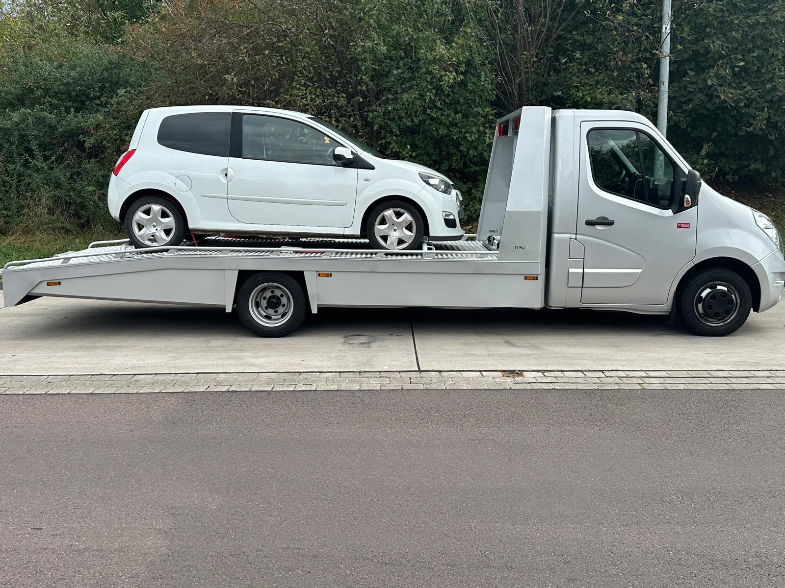 Witte Renault Twingo voor het bedrijfspand van Stokkel Automobielen