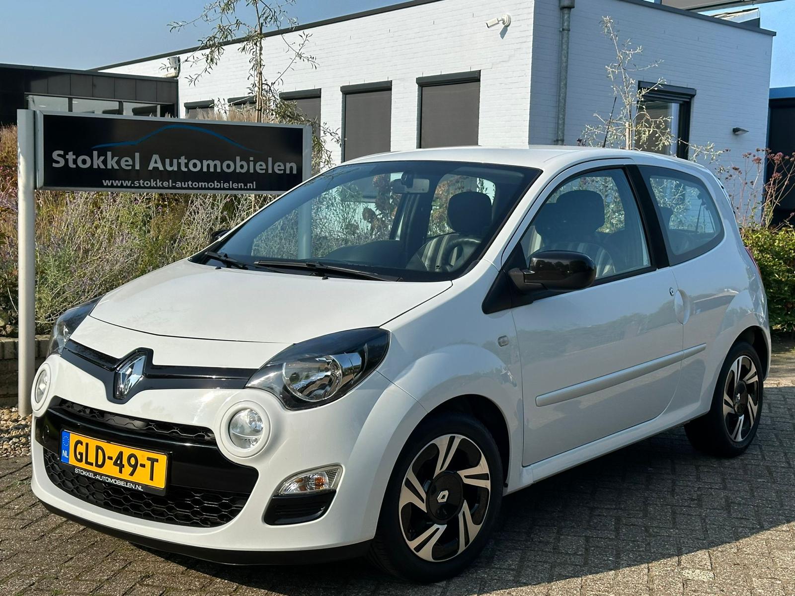 Renault Twingo bij het naambordje van Stokkel Automobielen in Eibergen